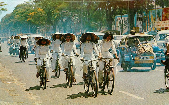 Huang Yoyo: Shop này dựa trên thiết kế basic, nhưng lại trẻ trung và phong cách.