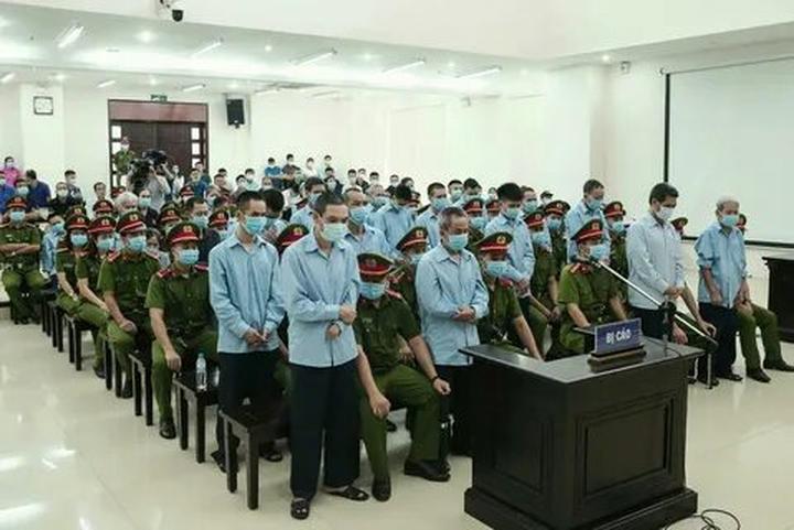 Blouse tay phồng quá đà: Tay phồng quá to dễ khiến tổng thể trông nặng nề, thay vào